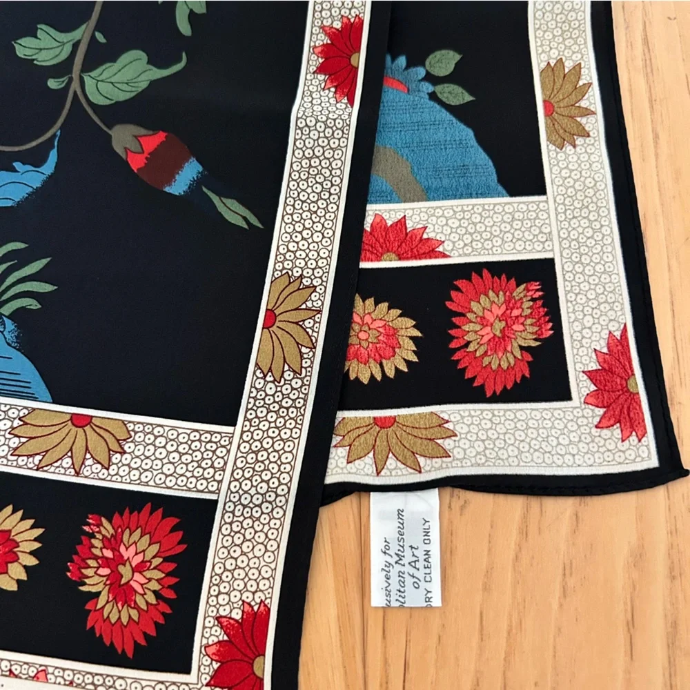 The Metropolitan Museum of Art OS NWOT Oing Scarf Japan Black Multi Floral